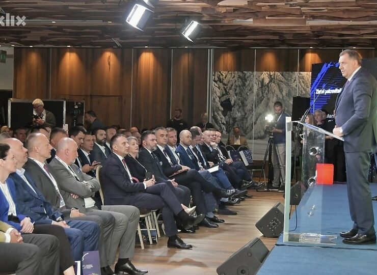Milorad Dodik za govornicom a ispred njega ljudi