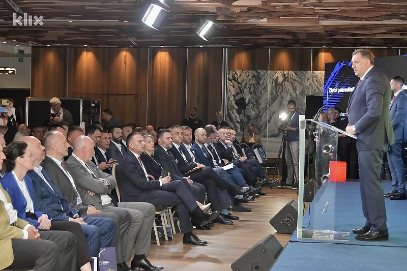 Milorad Dodik za govornicom a ispred njega ljudi