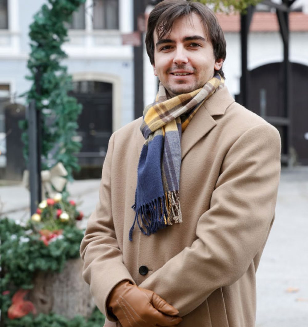 Dominik Raškaj - portret muškarca u bež kaputu